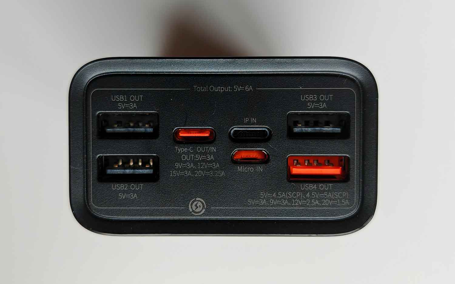 Connectique variée : 4 USB-A, 1 USB-C, micro-USB, Lightning, mais plus de ports USB-C auraient été préférables. (c) Labo Maison