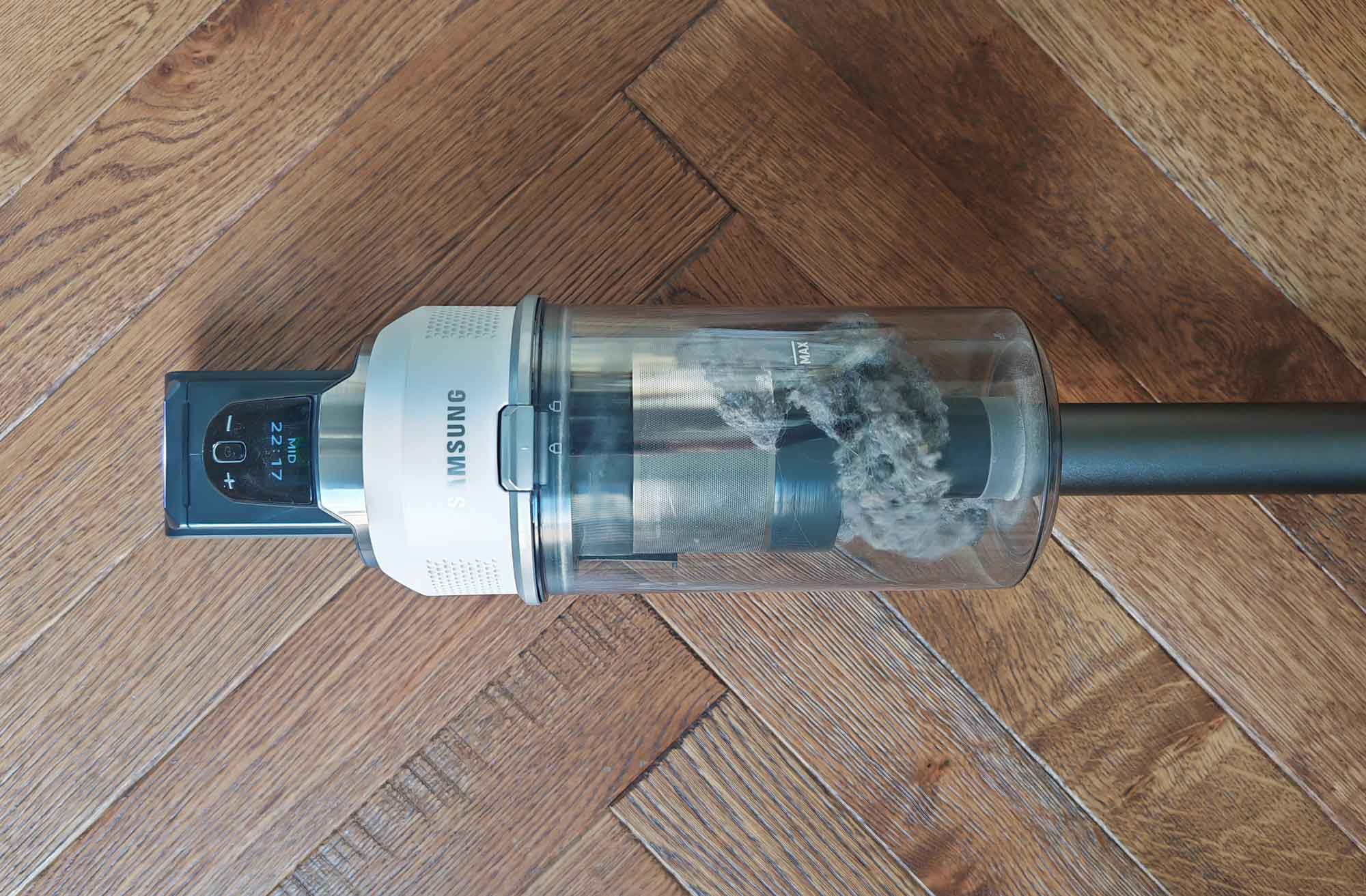 Le collecteur du Samsung Jet 85 Pet offre une contenance de 0,8 litre. Il est équipé d’un filtre lavable et d’un système multicyclonique pour une meilleure filtration. (c) Labo Maison