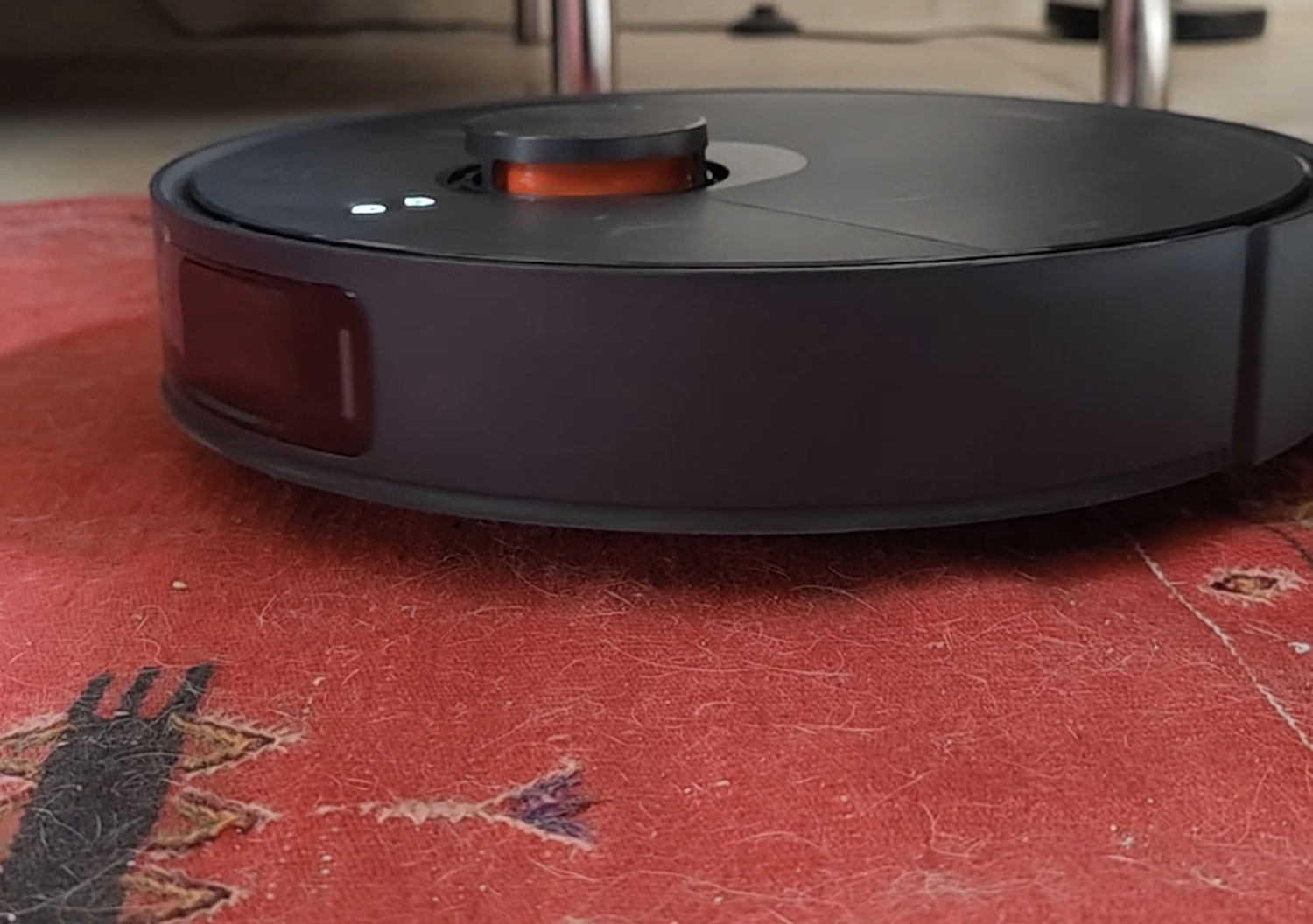 La puissance d'aspiration de 8000 Pa garantit d'excellentes performances sur sols durs et tapis à poils courts. (c) Labo Maison