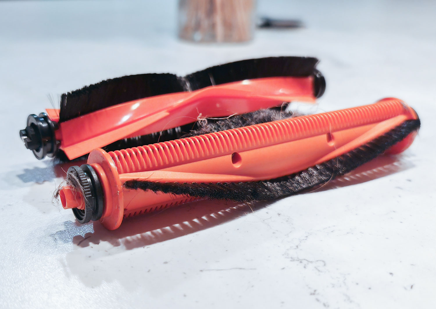 La brosse anti-emmêlement coupe les poils et cheveux. Même si elle n'est pas parfaite, elle réduit l'entretien nécessaire. (c) Labo Maison