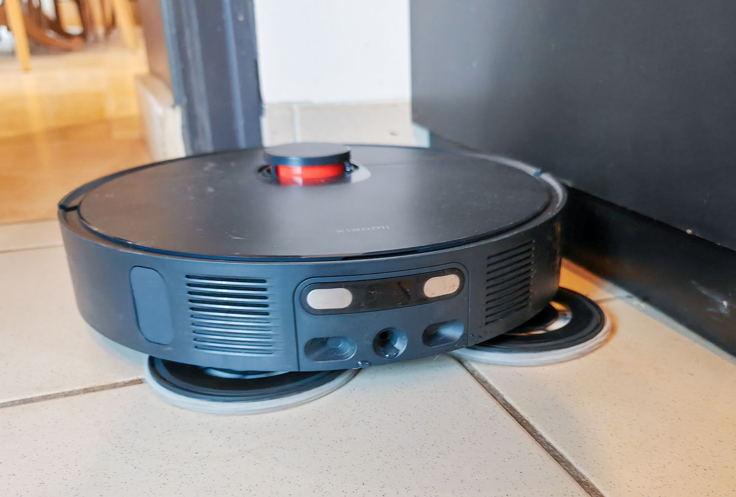 Le bras de serpillière extensible permet un nettoyage précis, à moins de 1 cm des plinthes. (c) Labo Maison