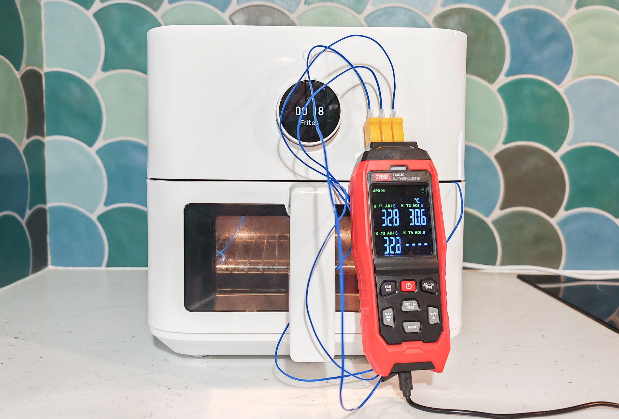 La température du Xiaomi Smart Airfryer 5.5L oscille entre 162°C et 173°C à 180°C, nécessitant de remuer les aliments. (c) Labo Maison