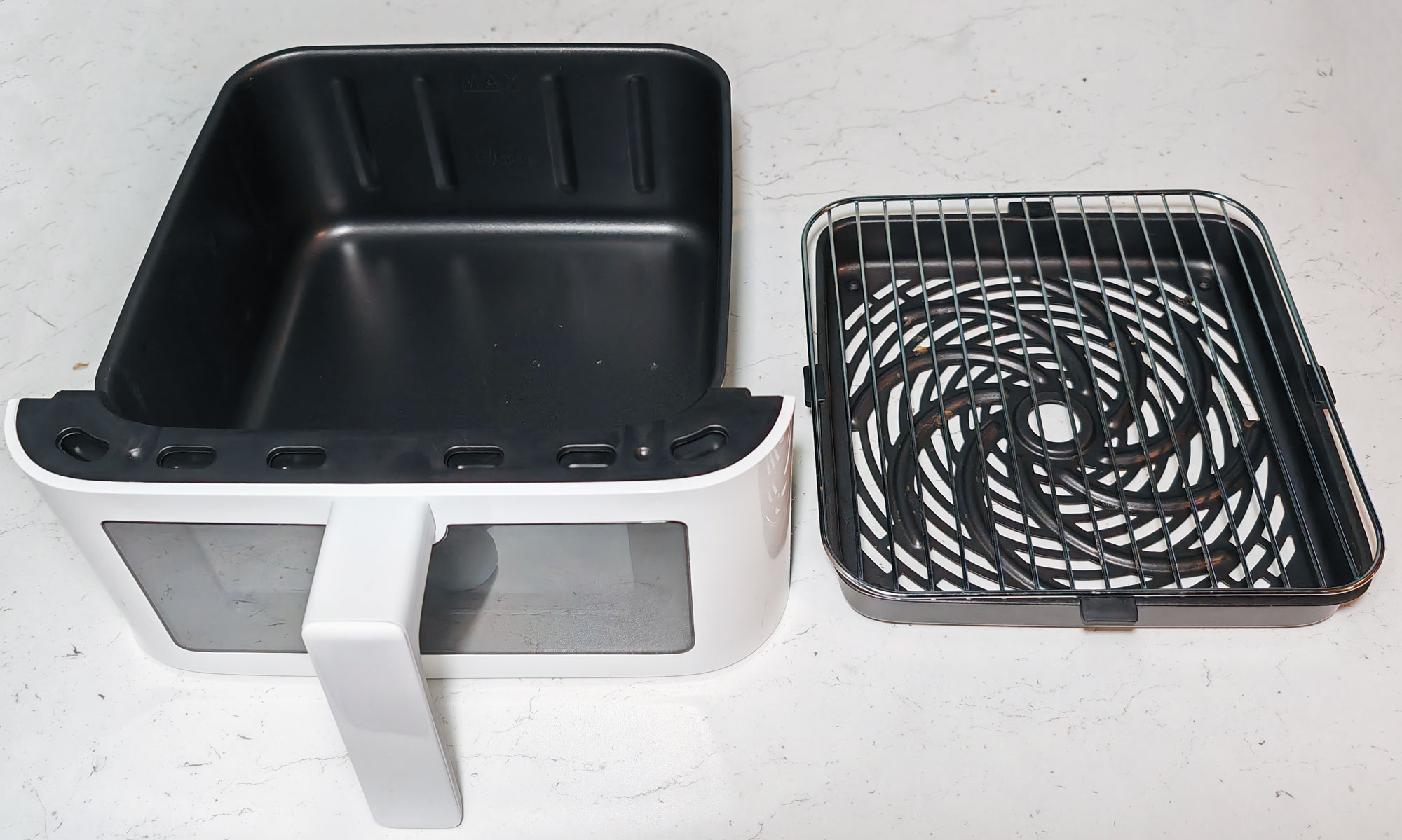 Tiroir de 5,5 litres avec une grille à revêtement antiadhésif au fond et une grille en inox. (c) Labo Maison