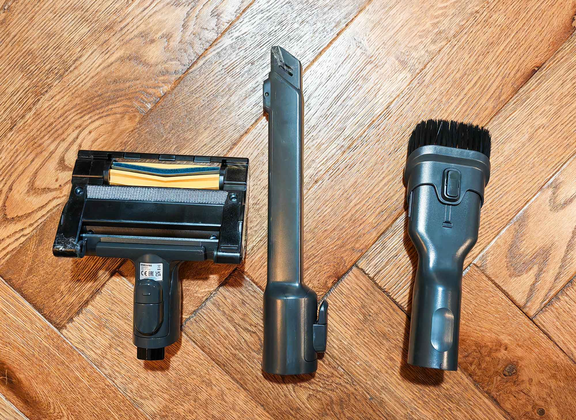 Le Samsung Jet 85 Pet est livré avec un tube coudé, une mini brosse motorisée, ainsi que deux suceurs : l’un à tête large et l’autre à tête étroite. (c) Labo Maison
