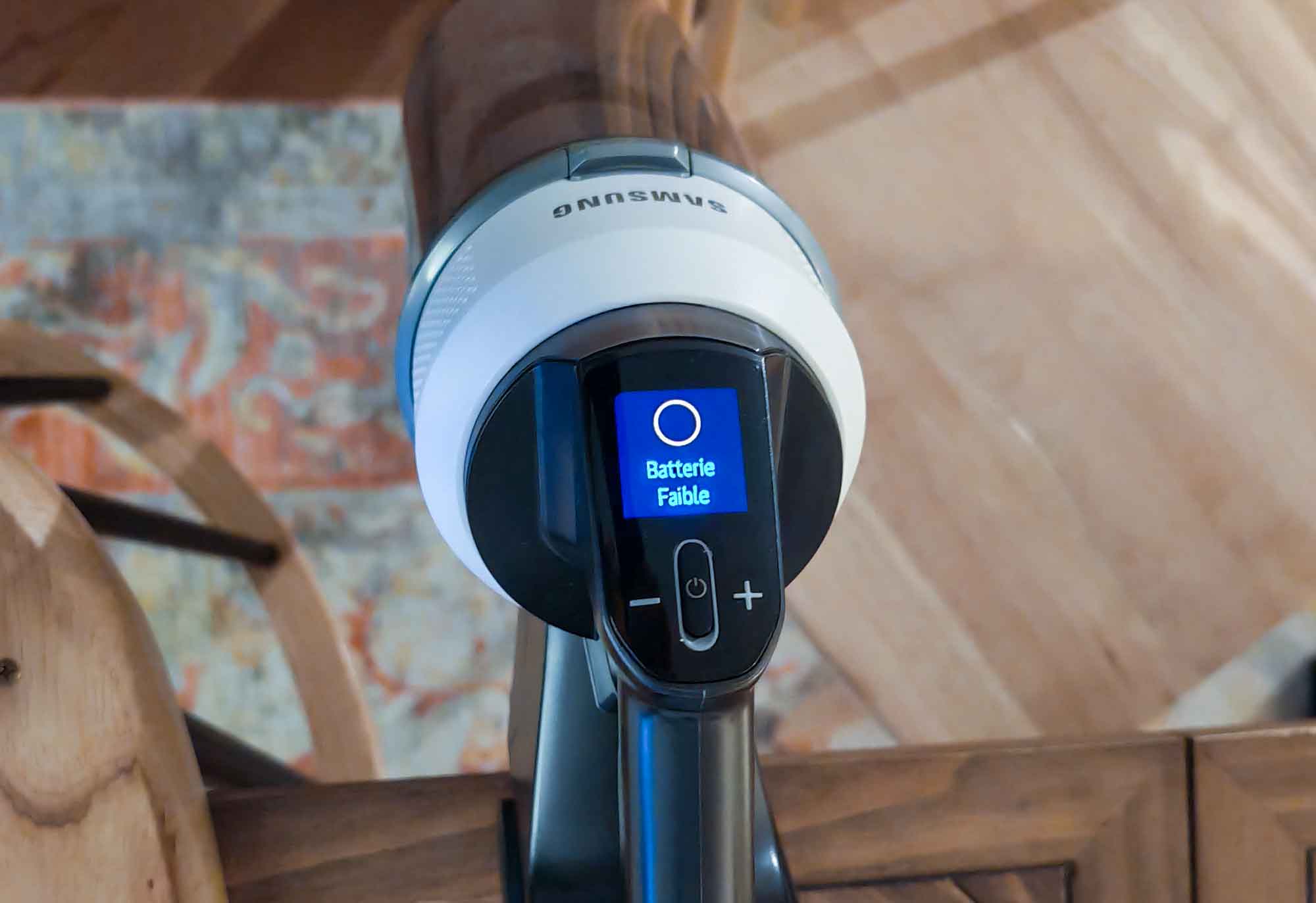 L'aspirateur balai Samsung Jet 85 Pet offre 27 min d'autonomie en mode standard, idéal au quotidien. En mode Jet, elle tombe à moins de 10 min, à réserver aux tâches ciblées. (c) Labo Maison