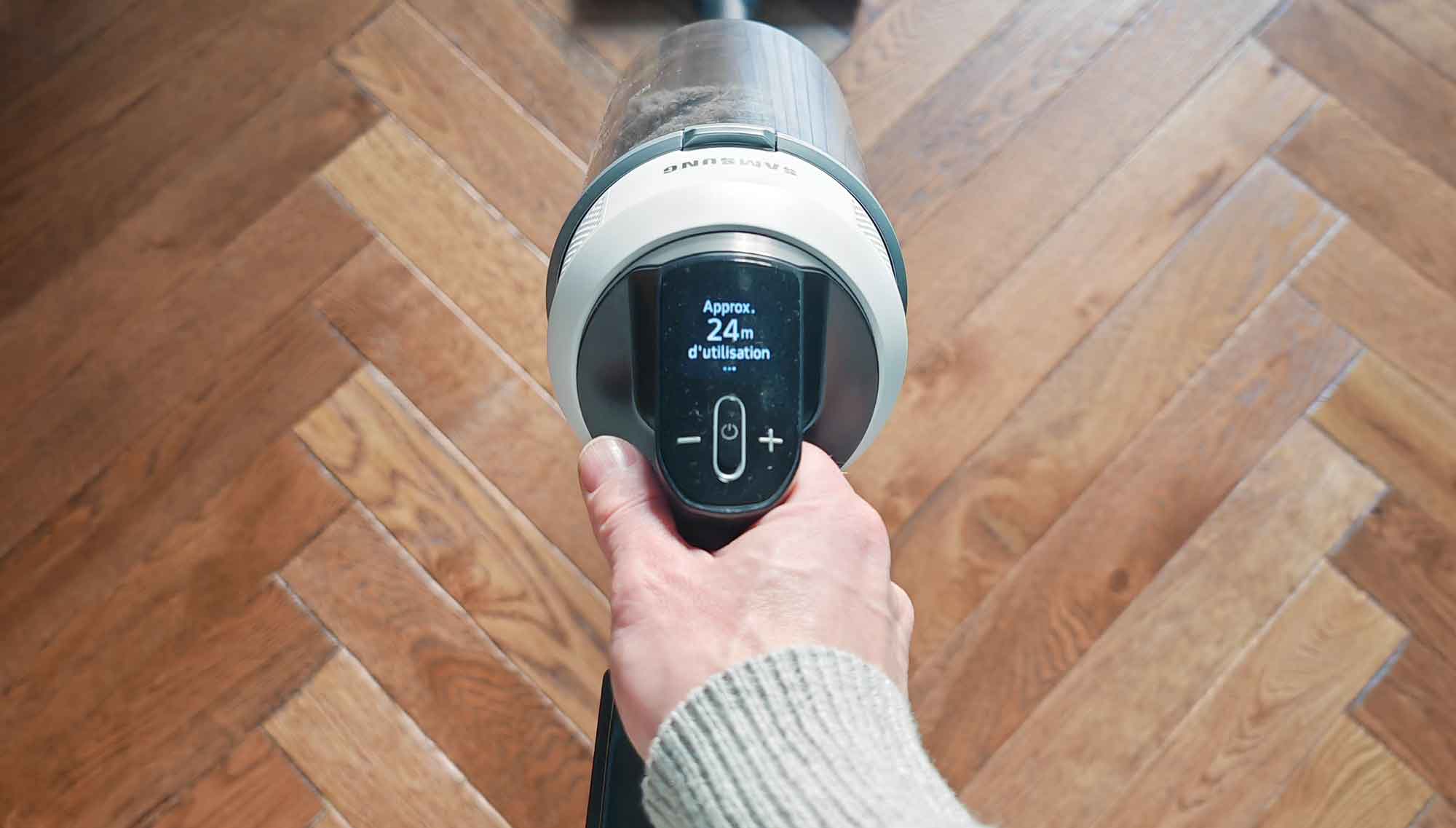 Le panneau de commande du Samsung Jet 85 Pet offre un contrôle simple et intuitif. Le bouton central permet d'activer l’aspirateur. Les boutons plus et moins servent à faire varier la puissance. L'écran affiche l’autonomie restante. (c) Labo Maison
