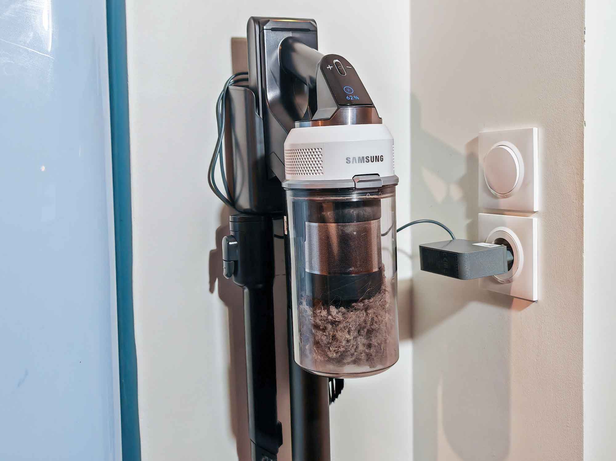 Le Samsung Jet 85 Pet est livré avec un support mural pratique, permettant de ranger l’aspirateur tout en rechargeant sa batterie. (c) Labo Maison