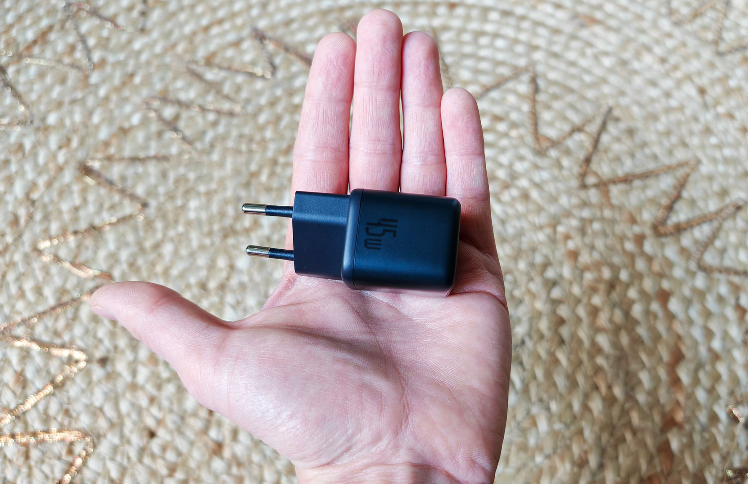 Compact et léger, 5,3 x 3,2 x 3,2 cm pour 90 g, idéal pour les déplacements. (c) Labo Maison