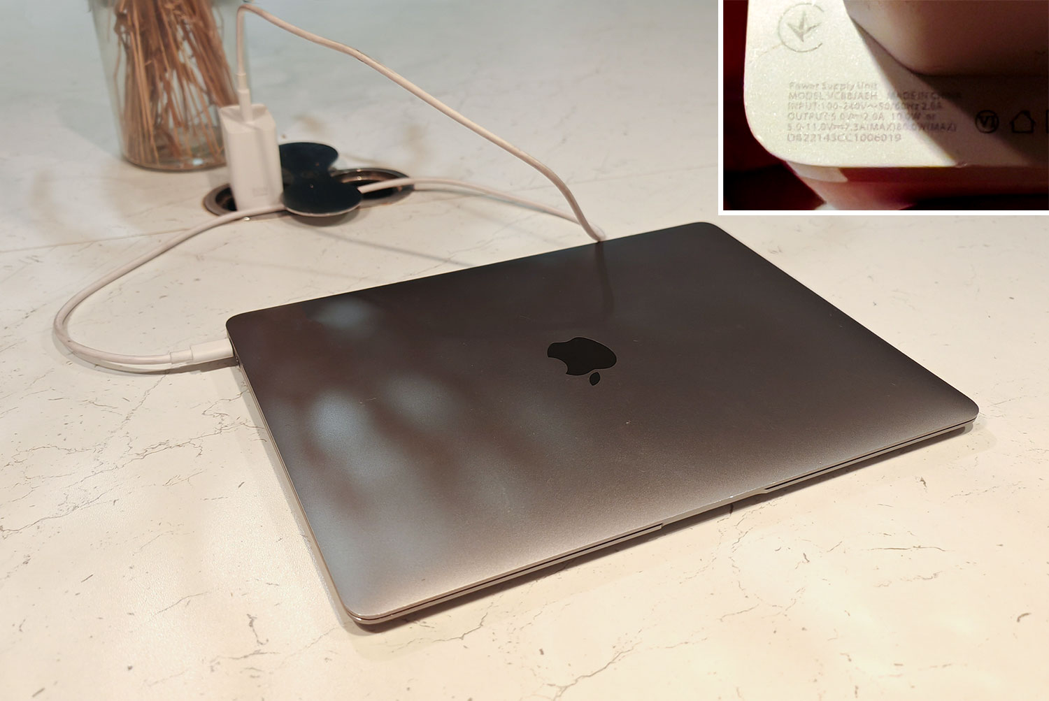 Pourquoi vous ne devriez pas charger votre ordinateur portable avec n'importe quel chargeur USB-C. (c) Labo Maison