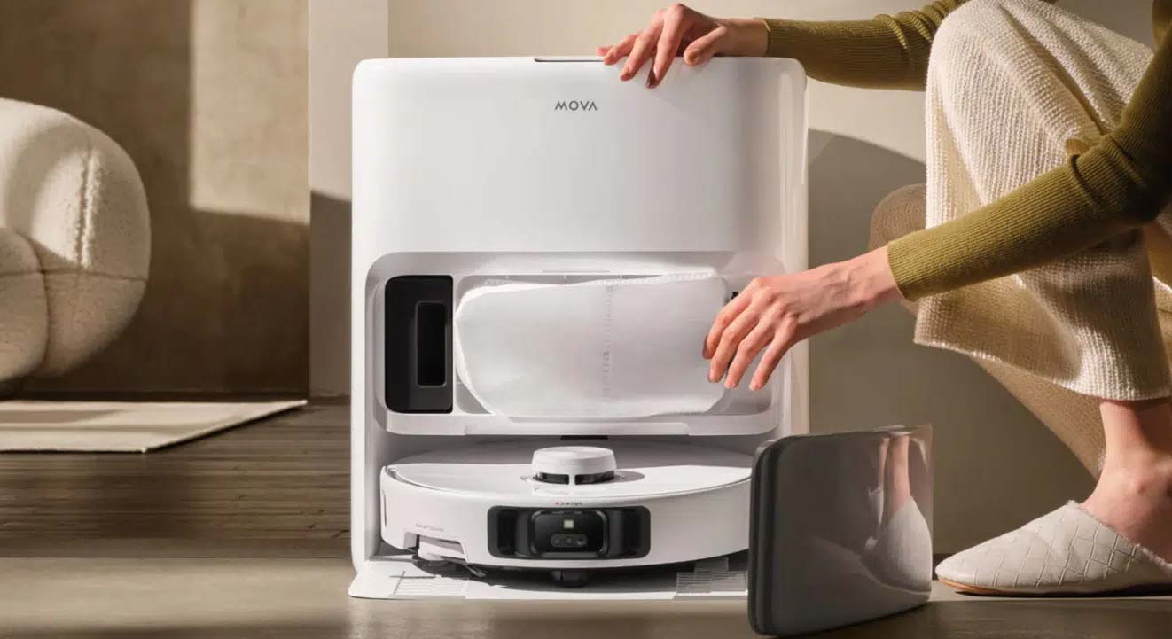 La station du Mova P50 Pro Ultra aspire la poussière, lave et sèche les serpillères, et gère l'eau automatiquement.