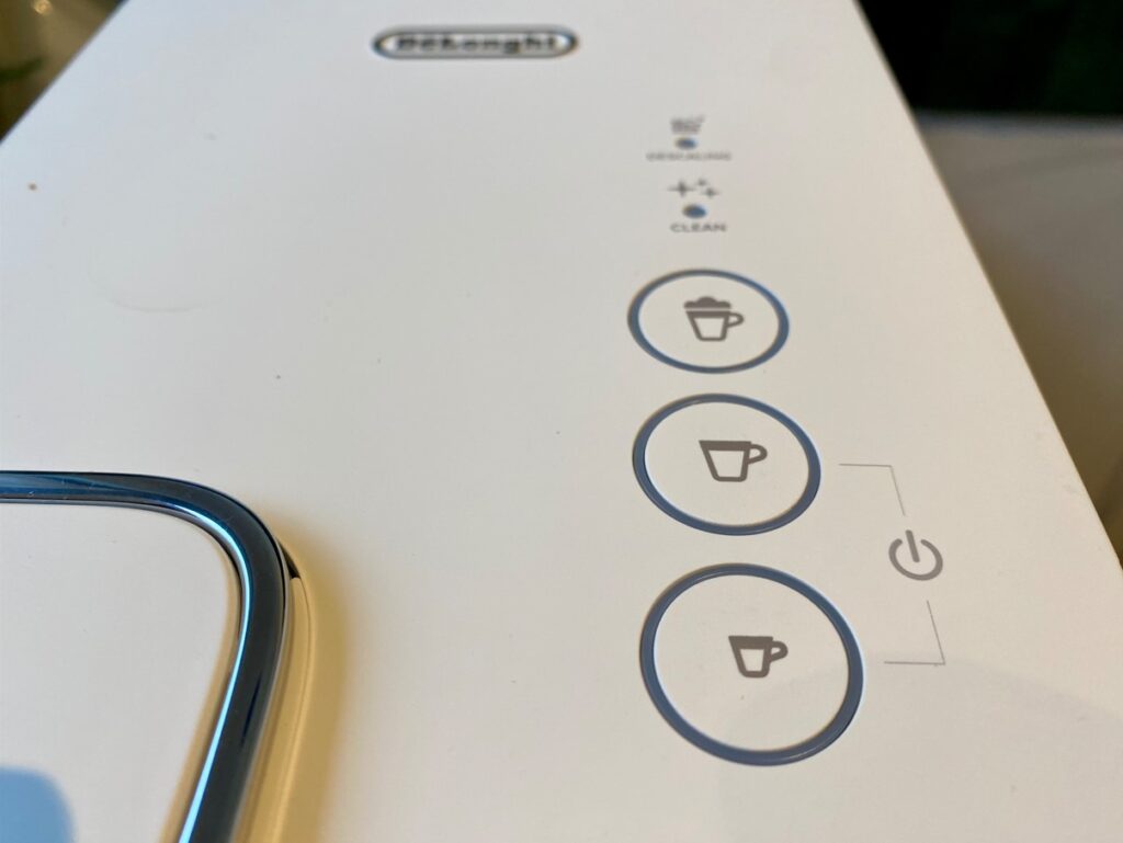Machine à café à capsules Delonghi Nespresso Lattissima One (c) Labo Maison