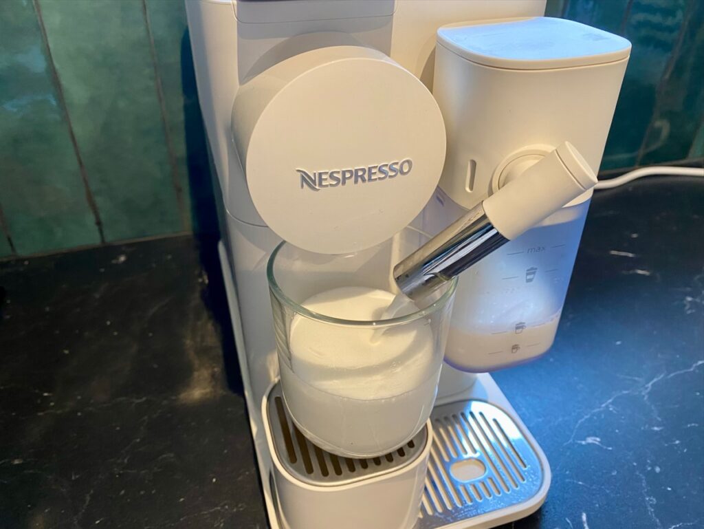 Machine à café à capsules Delonghi Nespresso Lattissima One (c) Labo Maison