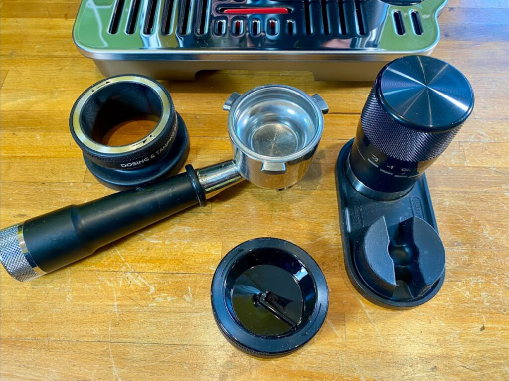 Le matériel du parfait barista sur a machine à café Delonghi Specialista Touch (c) Labo Maison