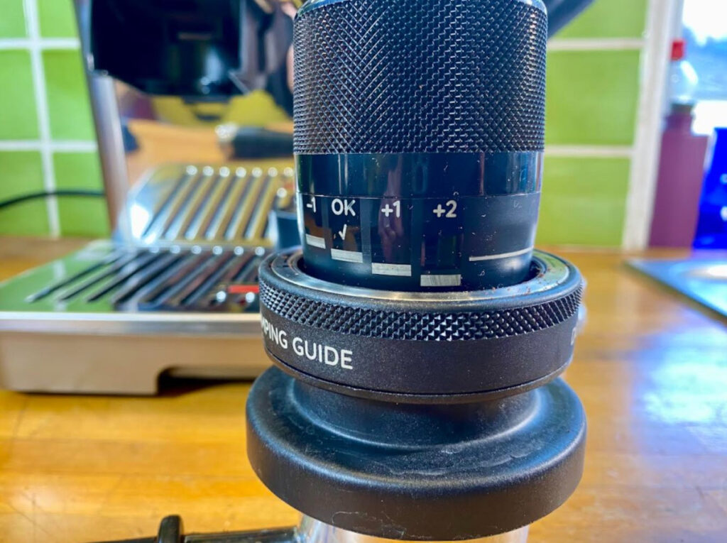 Le tamping sur la machine à café semi-automatique Delonghi Specialista Touch (c) L
