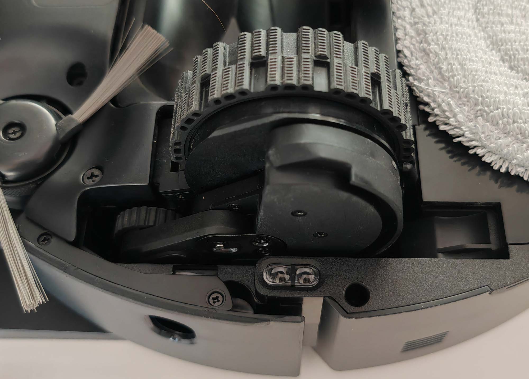 Le robot peut franchir des obstacles allant jusqu’à 6 cm (4,2 + 1,8 cm) de hauteur avec nouveau système de levage. (c) Labo Maison