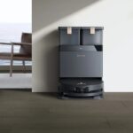 Aspirateur robot Ecovacs Deebot X8 Pro Omni muni d'un rouleau de nettoyage.