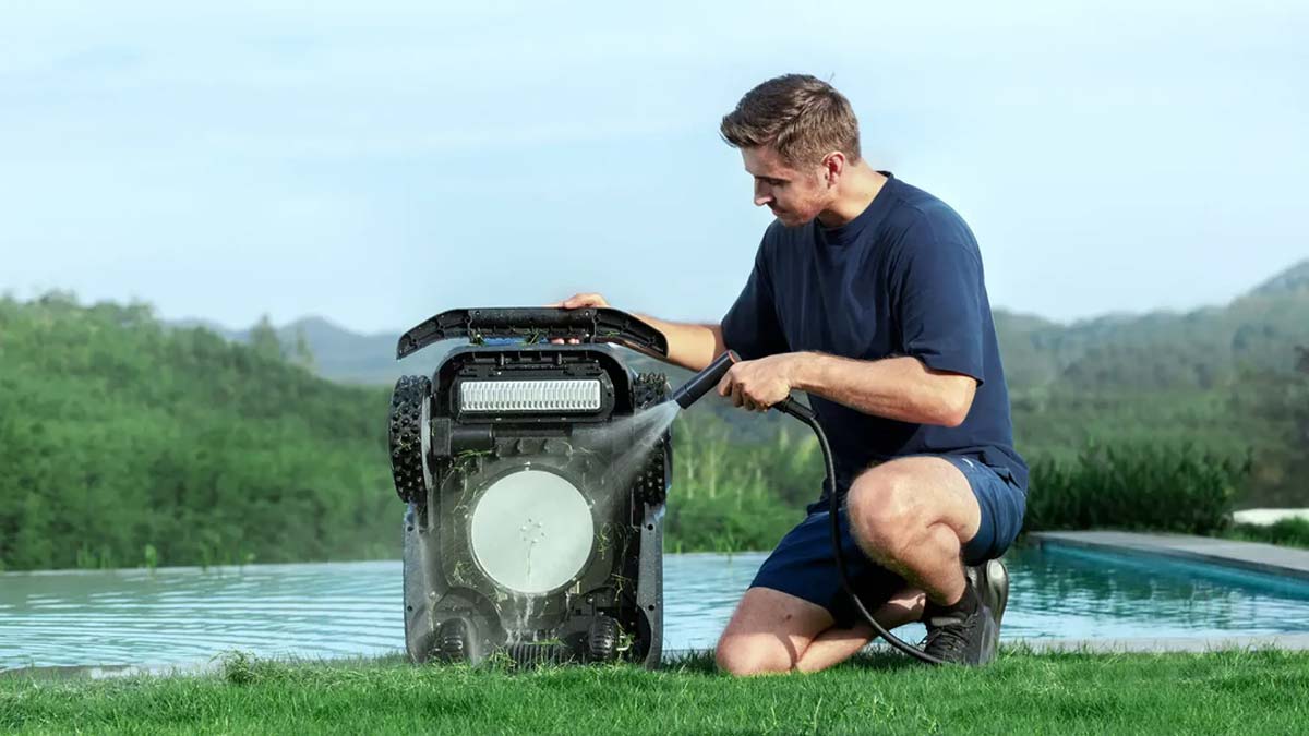 Le Hookii Neomow X est certifié IPX5, offrant une protection contre l’eau. Le disque de lame peut être lavé à l'aide d'un jet d'eau.