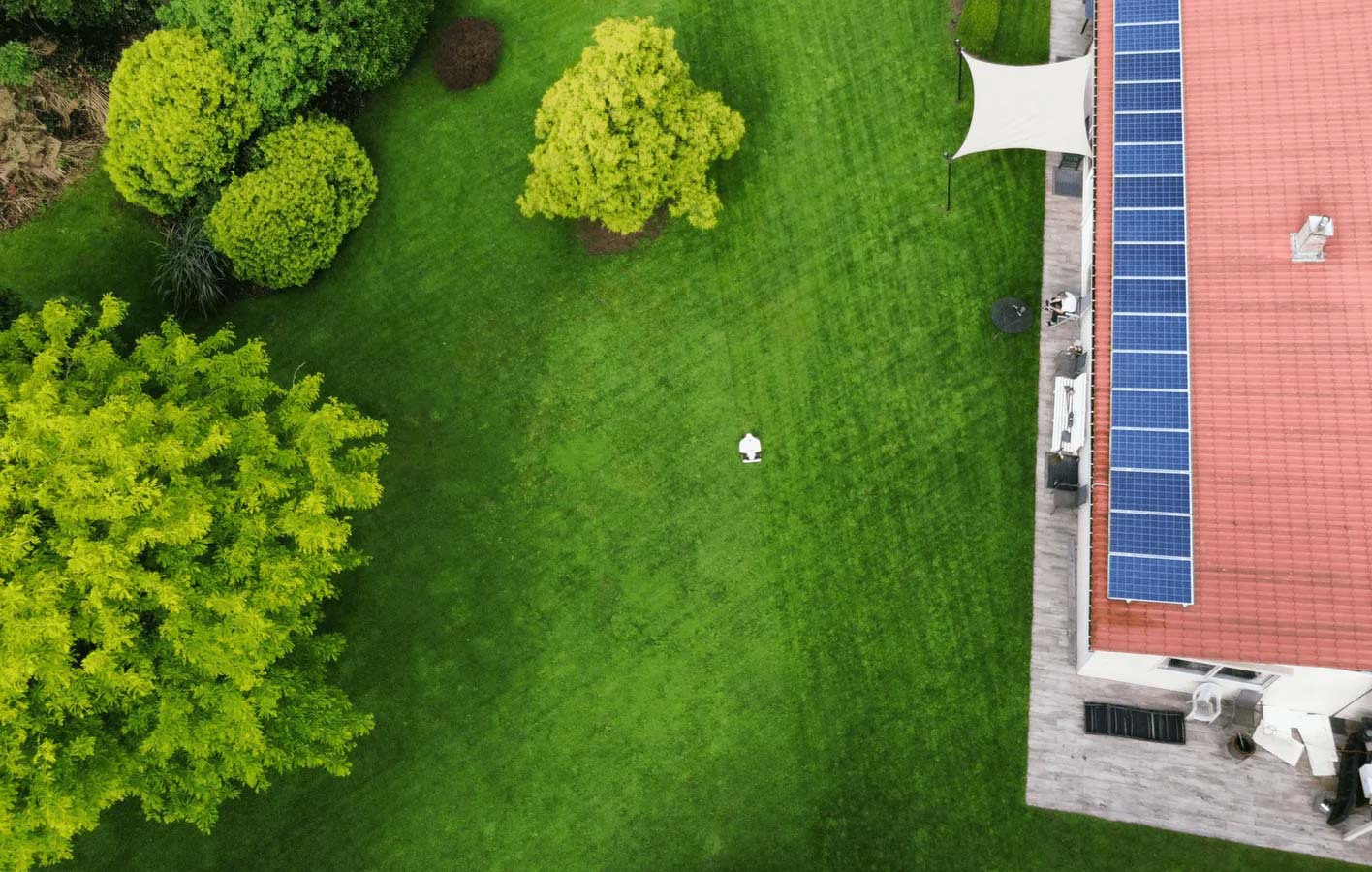 UltraSense AI Vision crée des cartes précises des pelouses jusqu'à 10 000 m² pour une tonte optimisée et autonome.