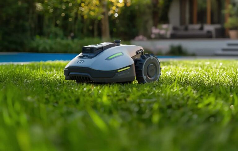 Le Mammotion Yuka Mini 800 avec son garage : un robot tondeuse autonome pour 949 € seulement.