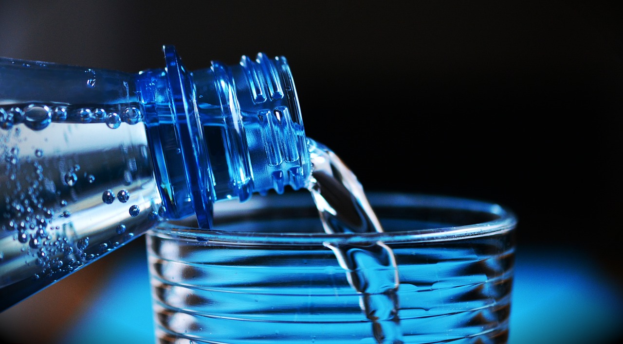 Des solutions efficaces pour réduire les microplastiques dans l'eau potable, de l'ébullition à l'osmose inverse. (c) congerdesign
