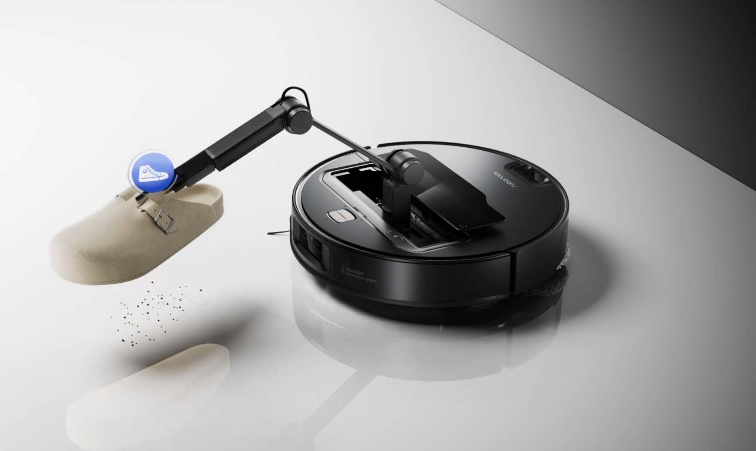L'aspirateur robot Roborock Saros Z70 muni de la pince baptisée OmniGrip.