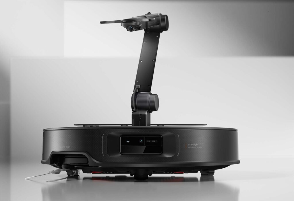 L'aspirateur robot Roborock Saros Z70 muni de la pince baptisée OmniGrip.