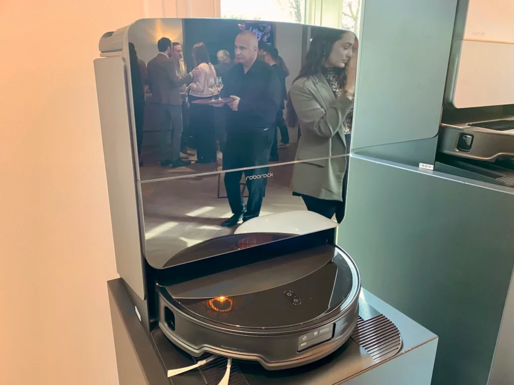 L'aspirateur robot Roborock Saros 10R et sa dalle à effet miroir (c) Labo Maison
