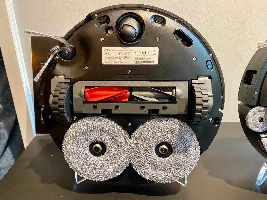 La brosse DuoDivide du Saros 10R empêche tout enchevêtrement, capturant efficacement cheveux et poils d’animaux sans blocage. (c) Labo Maison