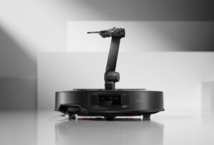 L'aspirateur robot Roborock Saros Z70 muni de la pince baptisée OmniGrip.