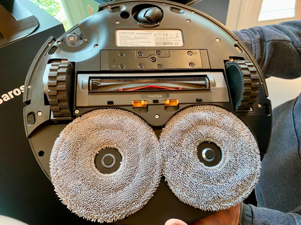 La brosse optimisée et les serpillières rotatives du Roborock Saros Z70 (c) Labo Maison