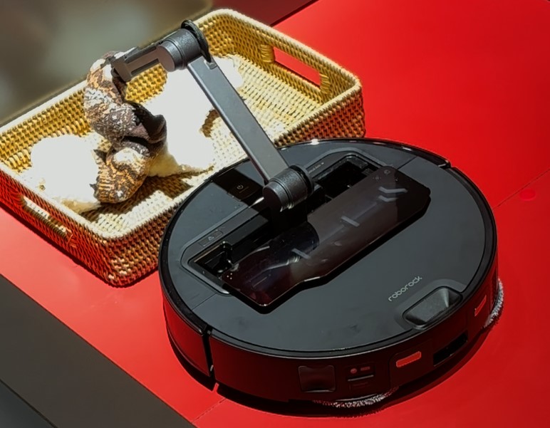 L'aspirateur robot Roborock Saros Z70 avec son bras articulé au CES de Las Vegas (c) Labo Maison
