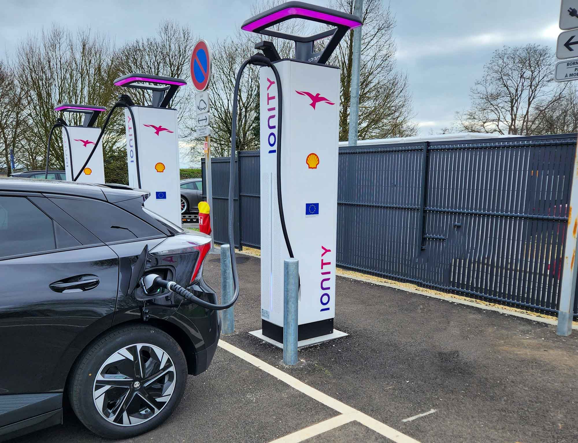 La recharge à domicile coûte jusqu'à 3 fois moins cher que sur autoroute. © Labo Maison