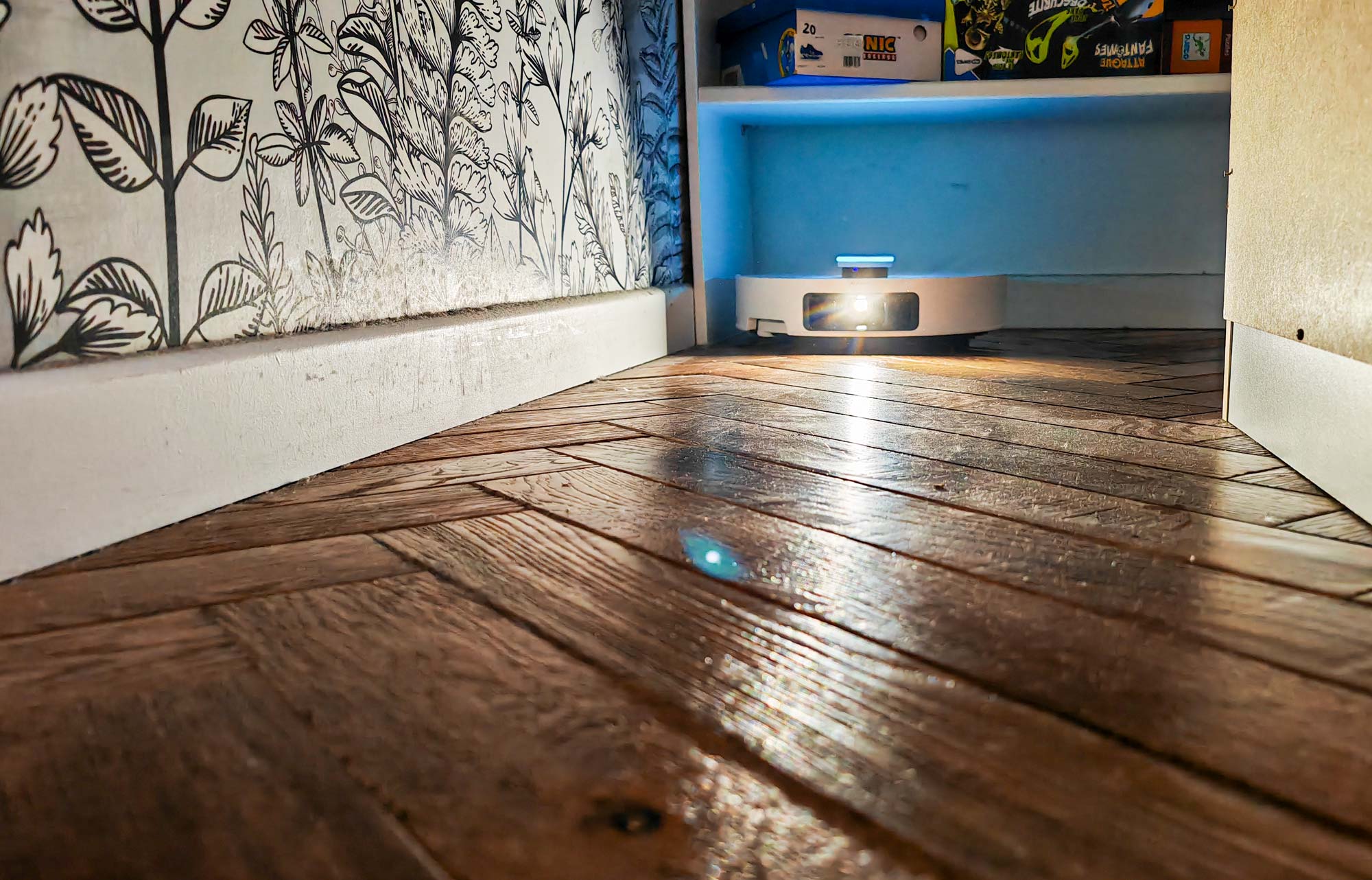 Le Dreame X50 Ultra aspire efficacement sur sols durs et tapis, avec une puissance maximale de 20 000 Pa pour des résultats impeccables. (c) Labo Maison