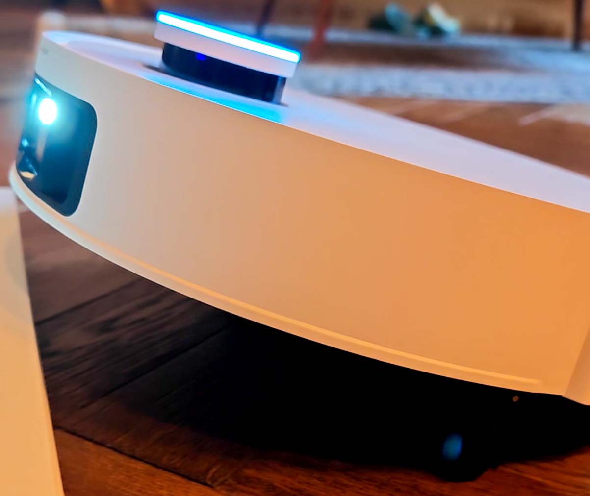 Le Dreame X50 Ultra franchit facilement les obstacles et seuils jusqu’à 6 cm, s’adaptant aux différents niveaux de sols. (c) Labo Maison