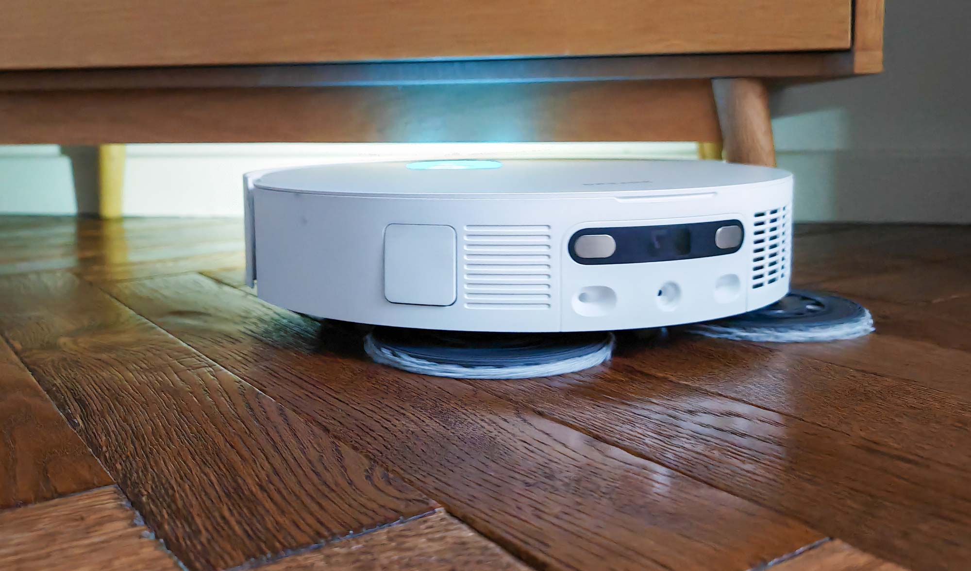 Le LiDAR rétractable du Dreame X50 Ultra réduit sa hauteur à 8,9 cm, facilitant l’accès sous les meubles bas. (c) Labo Maison