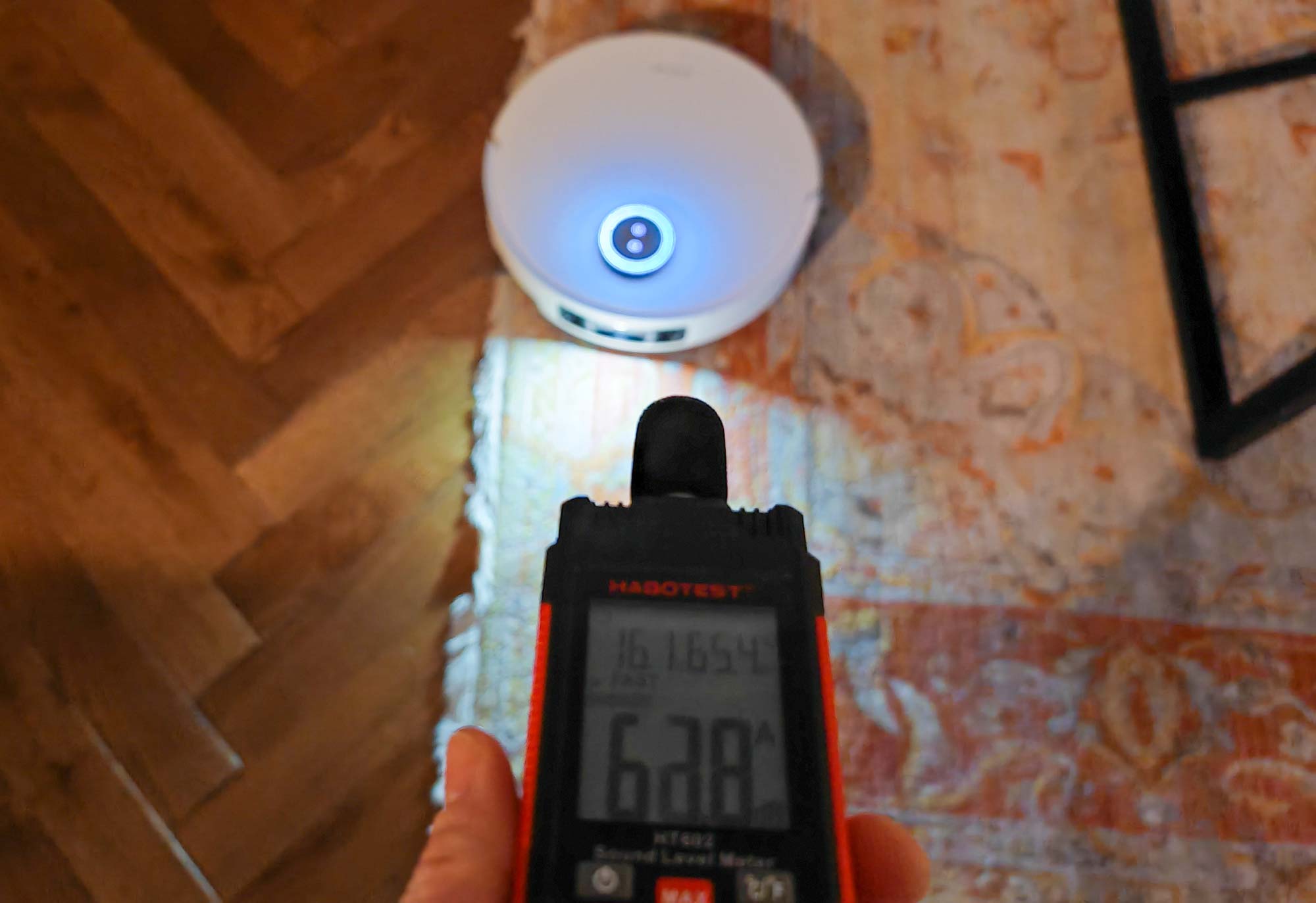 Le Dreame X50 Ultra affiche un niveau sonore de 57 dB(A) sur sols durs, atteignant 70 dB(A) en mode turbo sur tapis. (c) Labo Maison