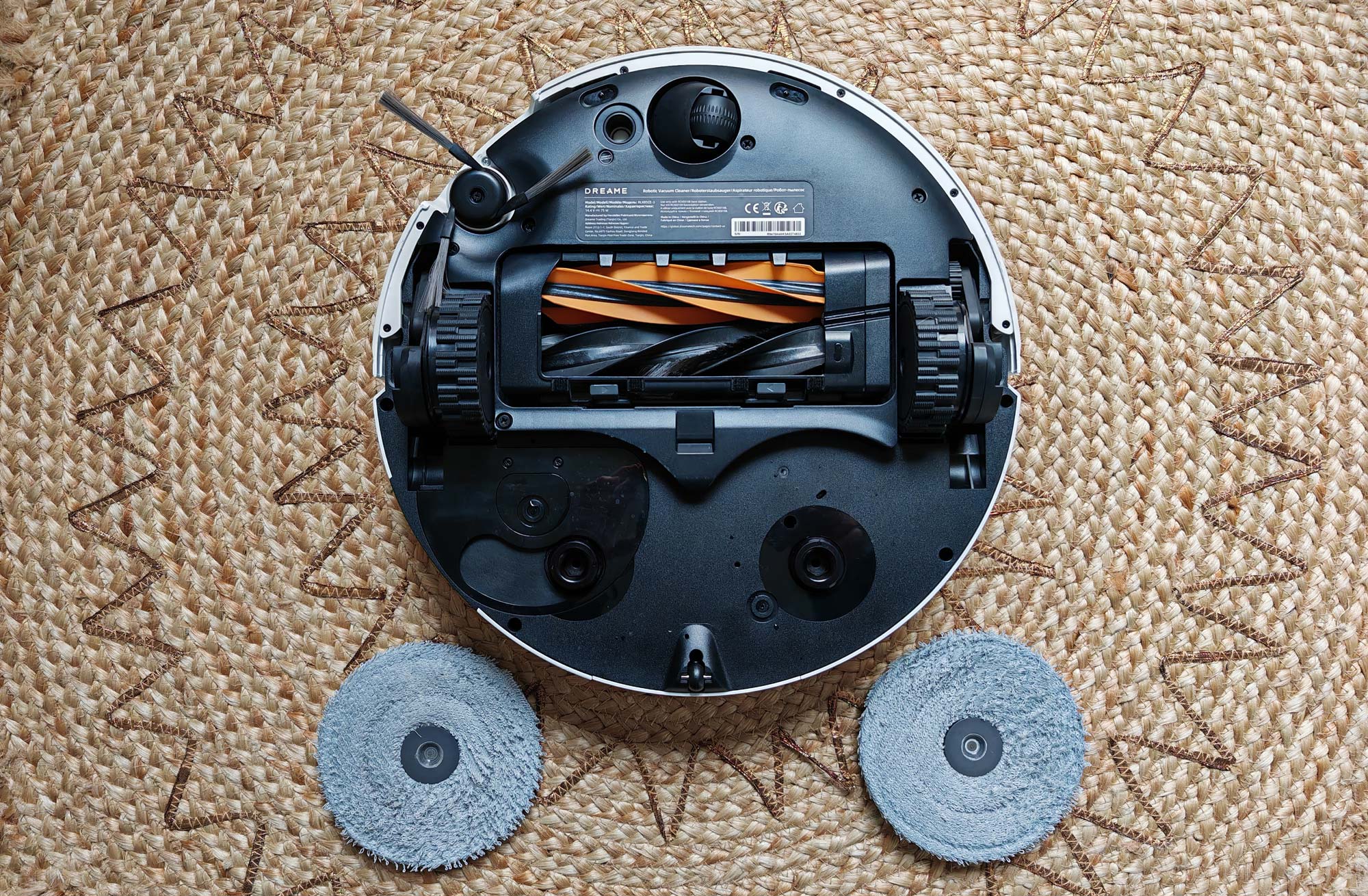 Les serpillières du Dreame X50 Ultra rotatives et décalables, lavées à 80°C, assurent un nettoyage efficace des sols. (c) Labo Maison