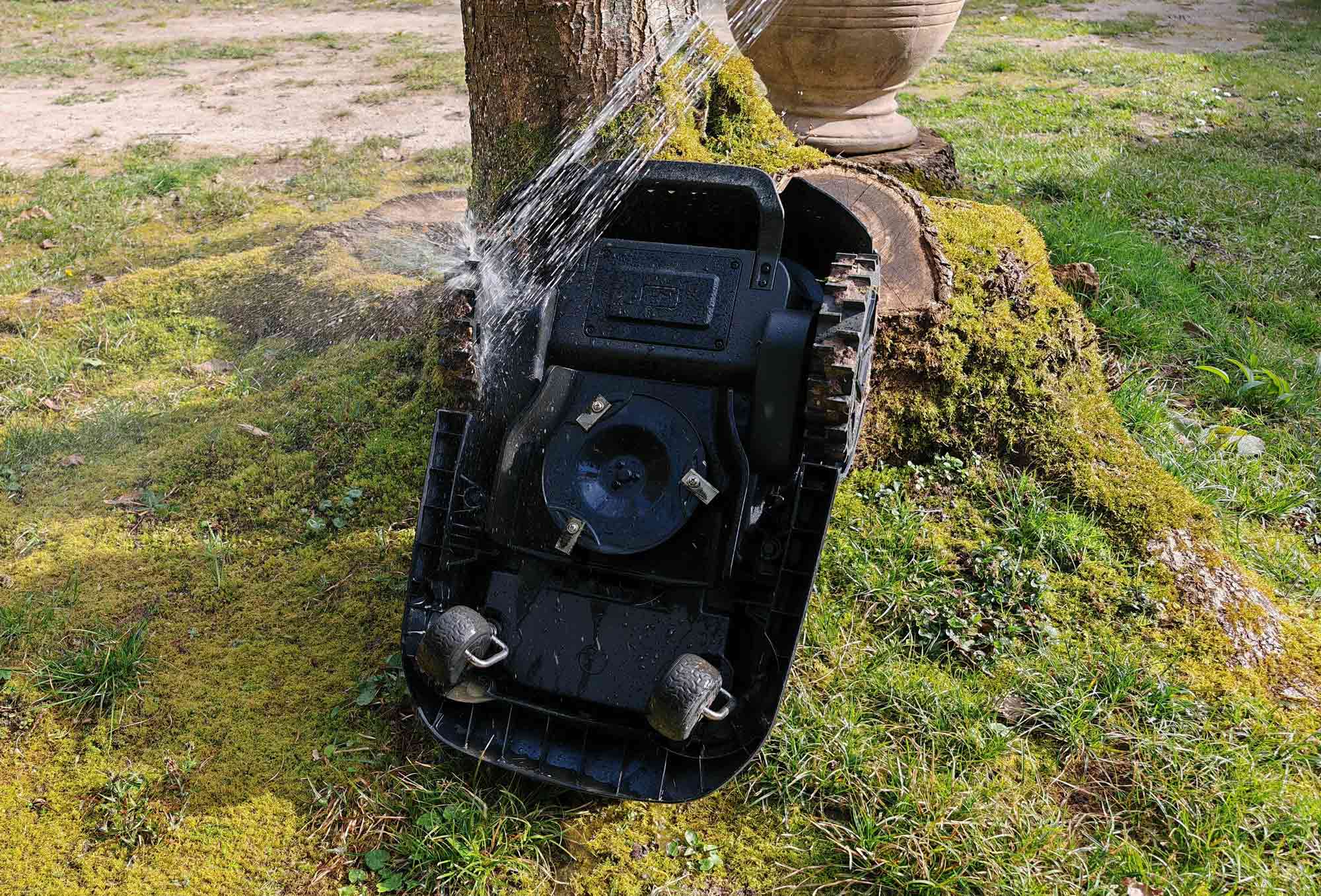 Entretien facile : nettoyage au jet d’eau et remplacement des lames avec un tournevis cruciforme. (c) Labo Maison