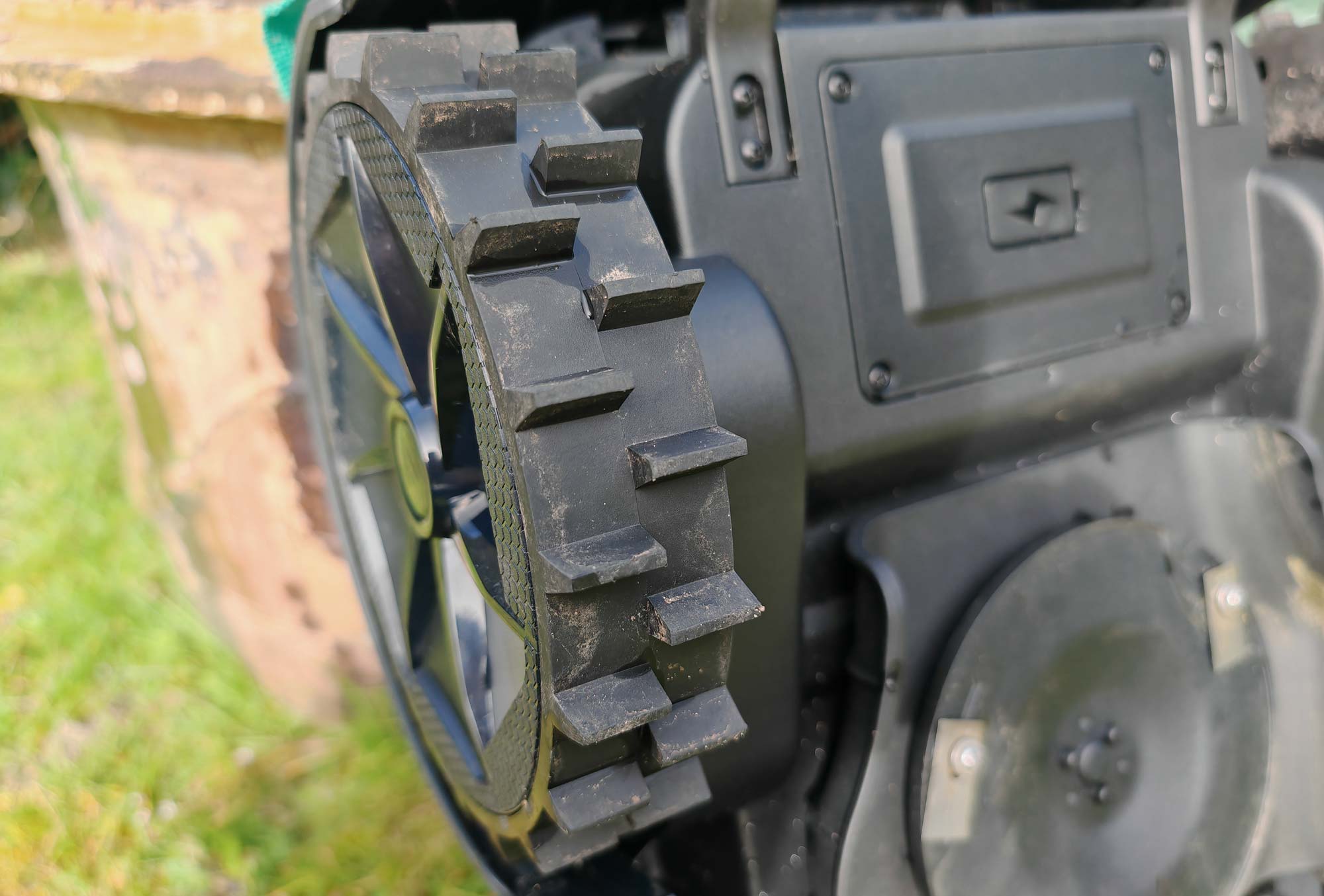 Les roues fines du Mova 600 s'encrassent facilement en terrain humide, ce qui peut entraîner des blocages.(c) Labo Maison