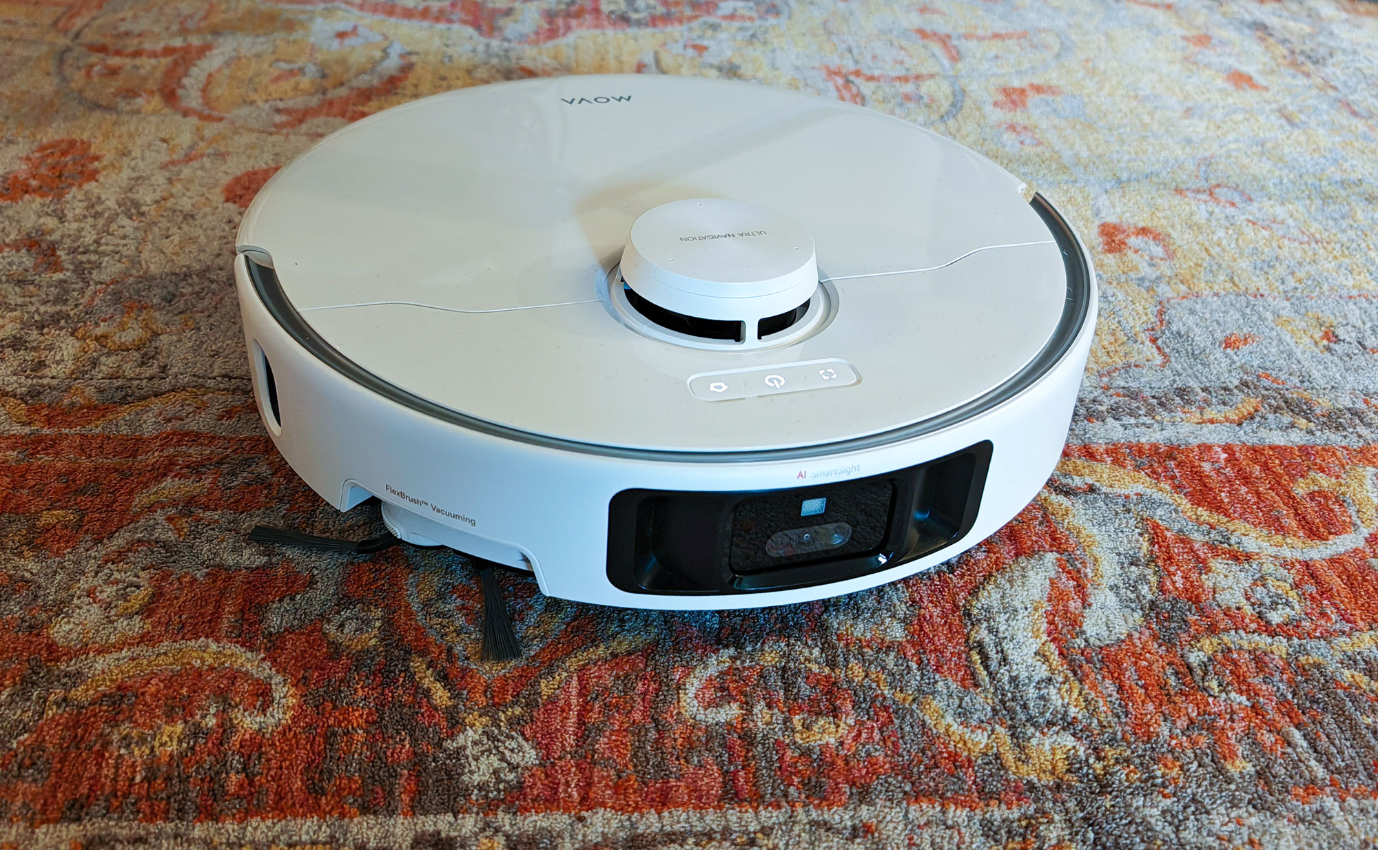 L'aspirateur robot ajuste sa puissance sur tapis, atteignant 19 000 Pa, mais reste perfectible sur poils longs. (c) Labo Maison