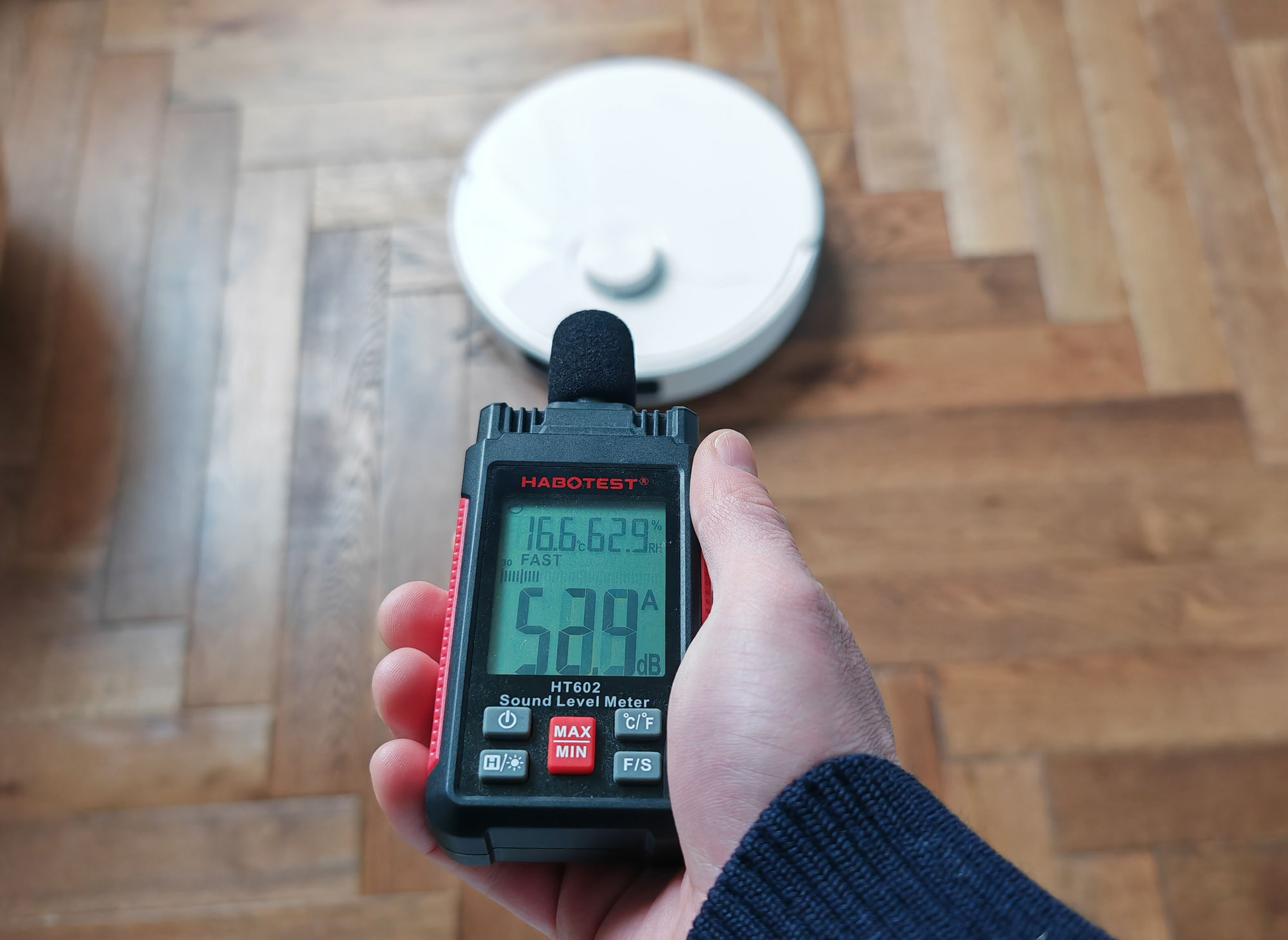 Le robot reste discret avec 53 dB(A) en mode standard et 63 dB(A) en boost sur tapis. (c) Labo Maison