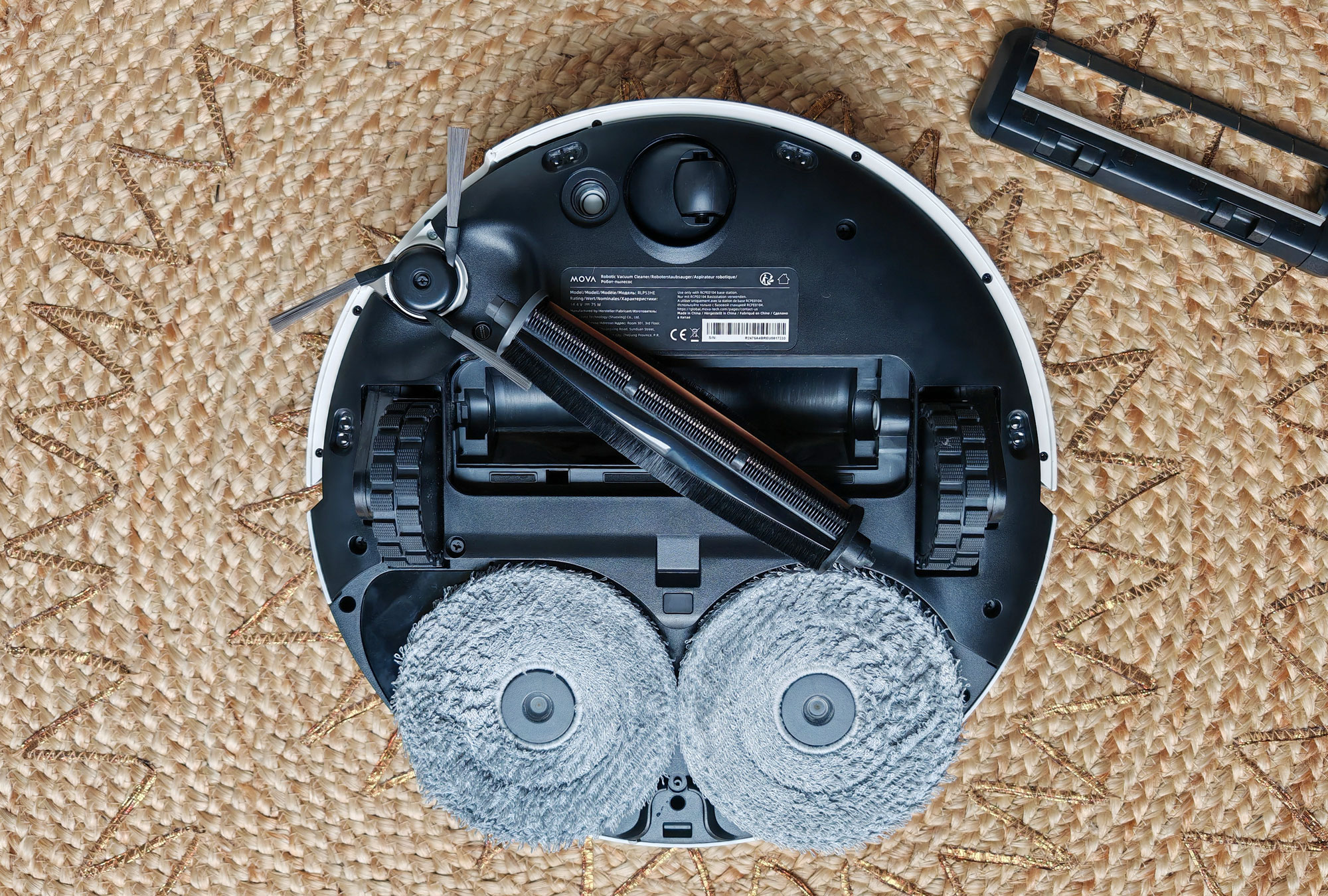 La brosse anti-emmêlement du Mova P50 Pro Ultra limite les nœuds, mais des amas de poils peuvent se former aux extrémités. (c) Labo Maison