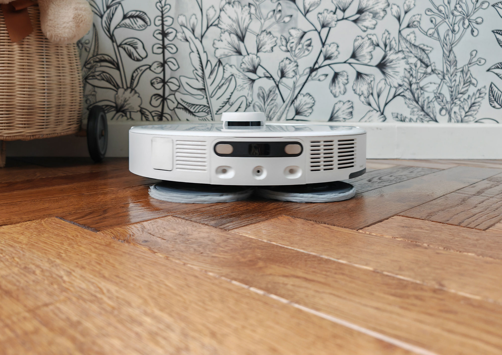 Les serpillières du Mova P50 Pro Ultra sont efficaces sur tâches légères, mais nécessitent plusieurs passages sur tâches incrustées. (c) Labo Maison