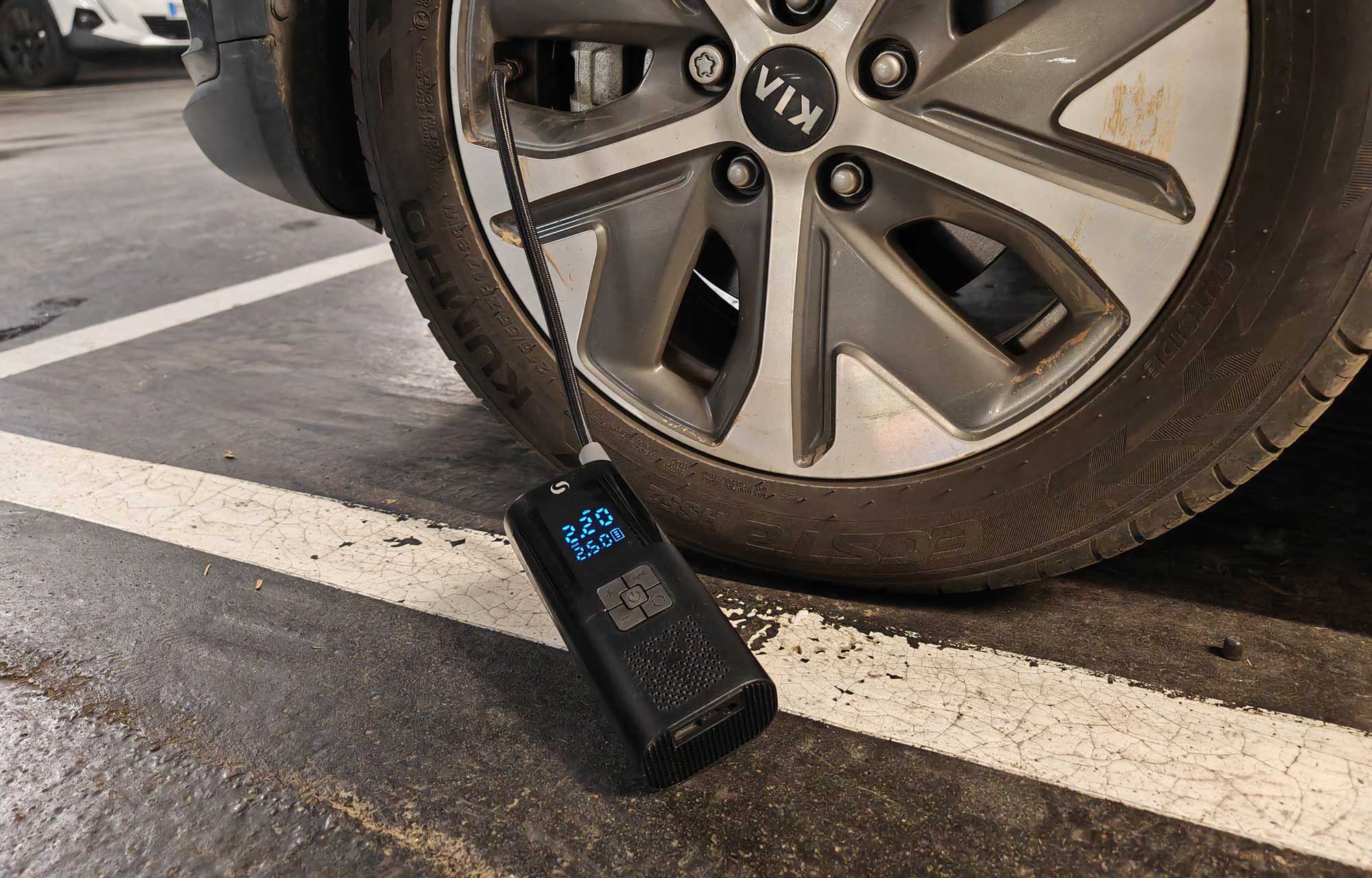 Le Servomaster met 2 min 30 pour gonfler un pneu de 2,1 à 2,5 bars, contre 1 min 45 pour le Xiaomi Mi AirPump 2. (c) Labo Maison