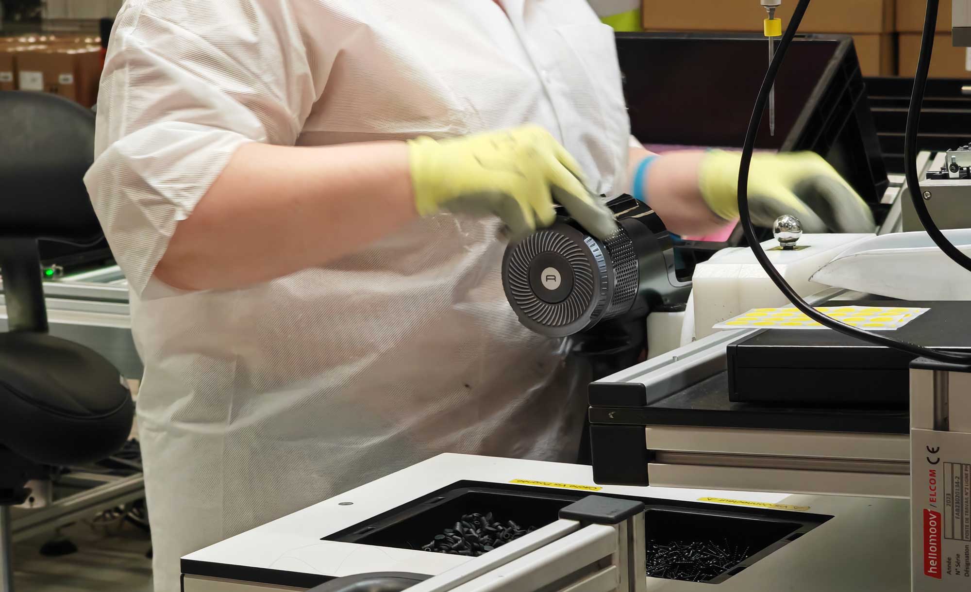 À Vernon, chaque opérateur assemble un aspirateur balai en entier, garantissant un meilleur contrôle qualité et une production plus efficace. (c) Labo Maison