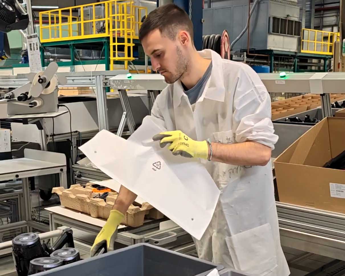 L’usine Rowenta de Vernon a supprimé le plastique dans ses emballages, utilisant uniquement du papier et du carton pour un impact écologique réduit. (c) Labo Maison