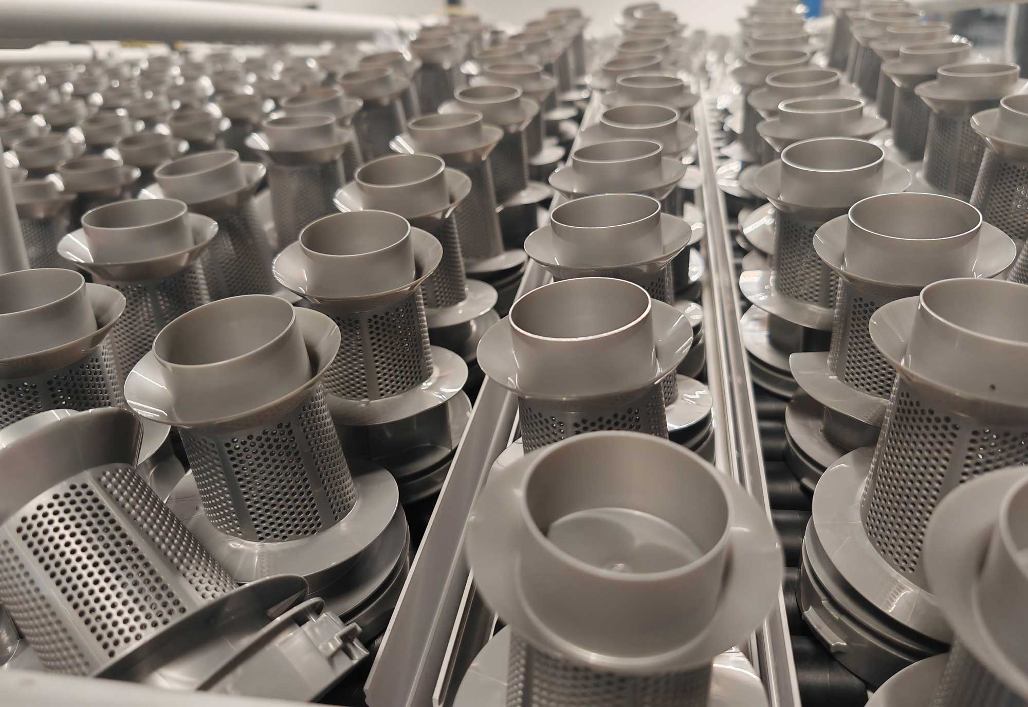Les pièces plastiques des aspirateurs sont moulées sur place à Vernon, grâce à 25 presses à injection, offrant flexibilité et précision de fabrication. (c) Labo Maison