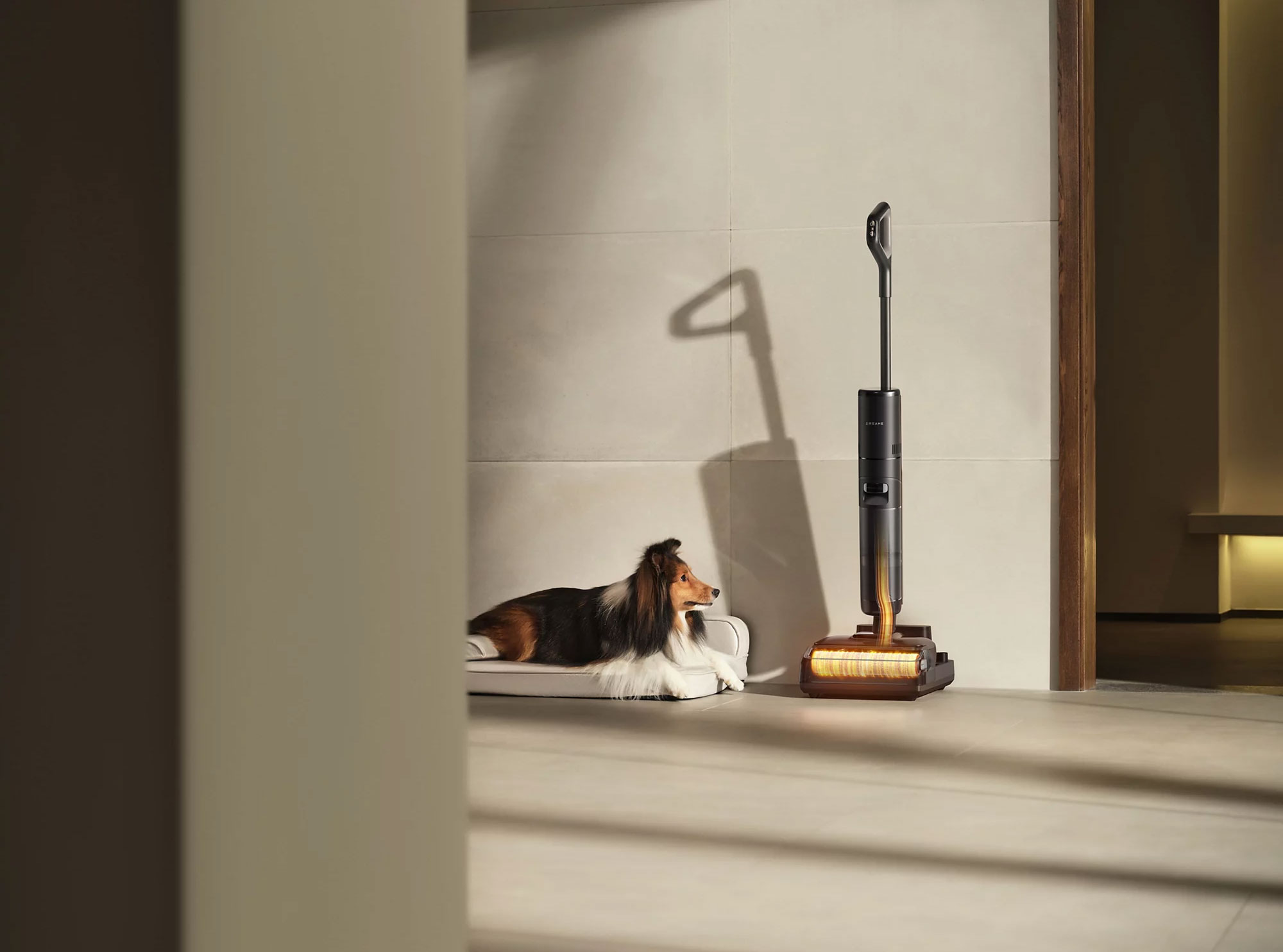 Le Dreame H15 Pro utilise le système ThermoTub, immergeant la brosse dans de l’eau à 100°C pour un auto-nettoyage en profondeur, suivi d’un séchage à 90°C ou 85°C.