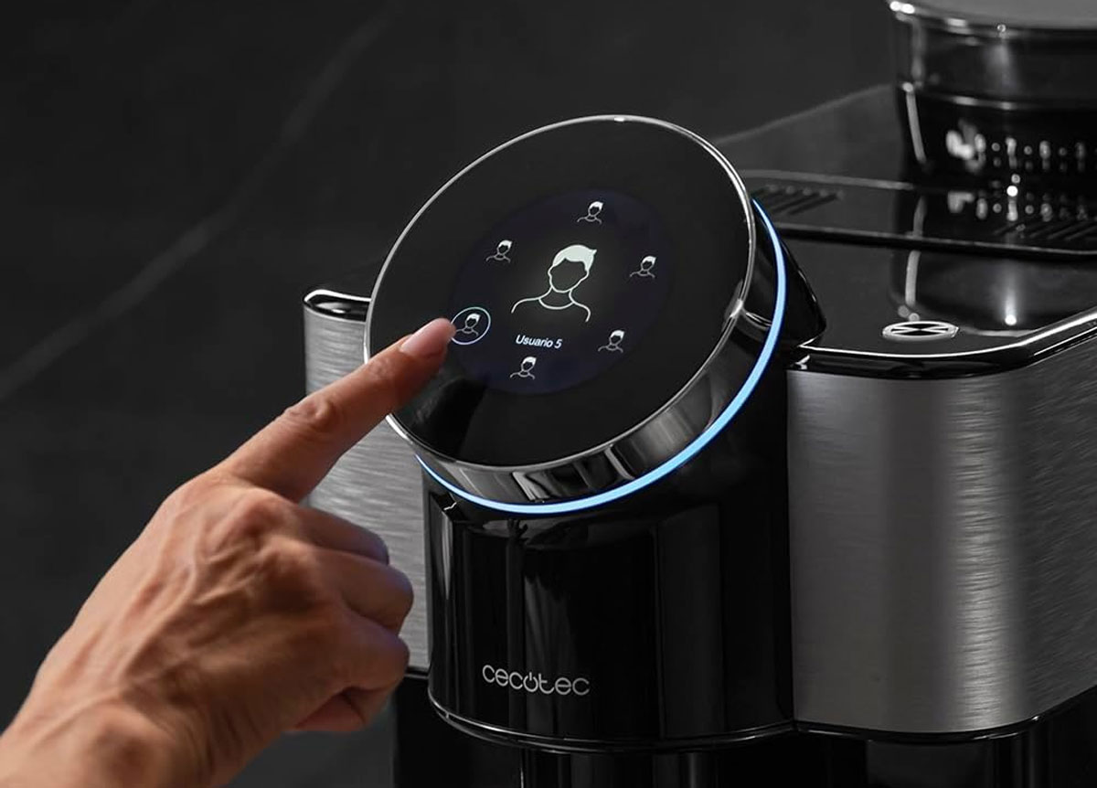 L’écran tactile de 4 pouces permet de naviguer facilement entre les recettes et de personnaliser chaque café.
