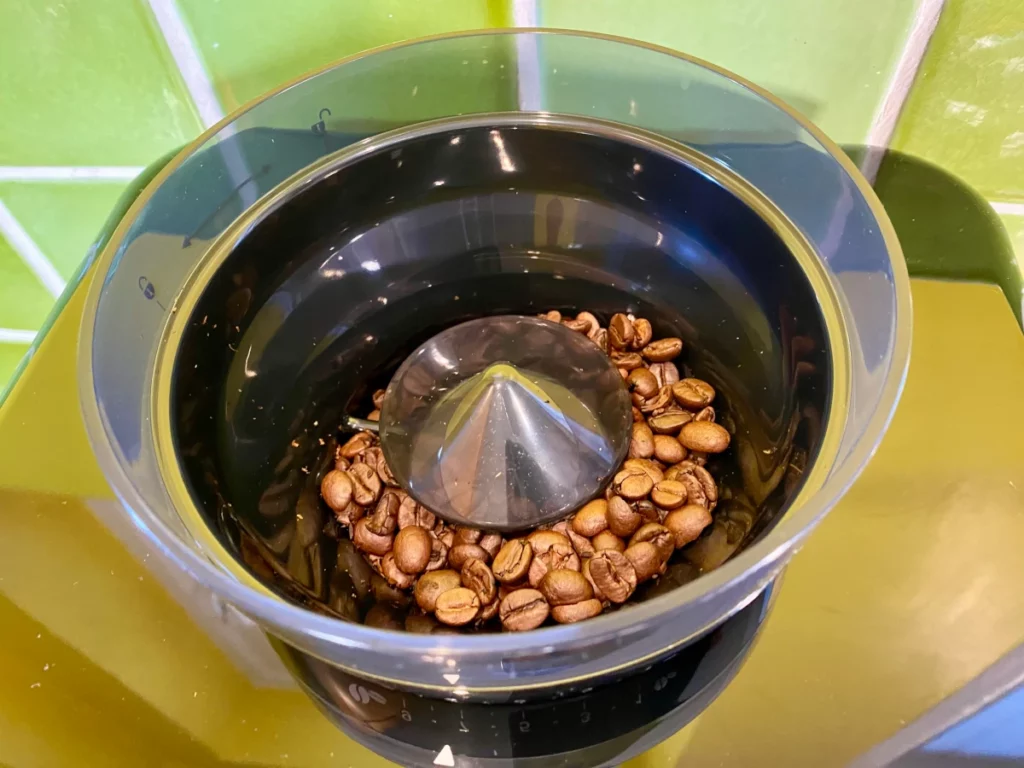 Le moulin et réservoir à café de la Cecotec avec ses 290 grammes © Labo Maison